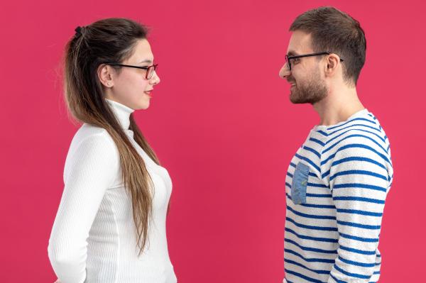 Señales no verbales de que le gustas a un hombre - Apertura corporal