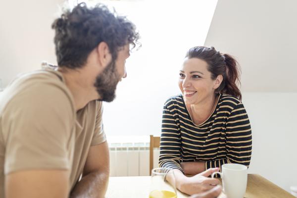 Señales no verbales de que le gustas a un hombre - Atención focalizada