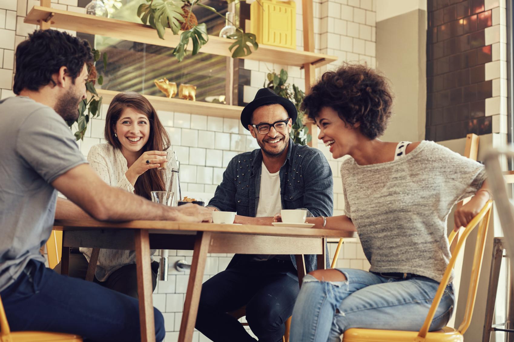 Cómo ser más sociable y hacer amigos - consejos y trucos
