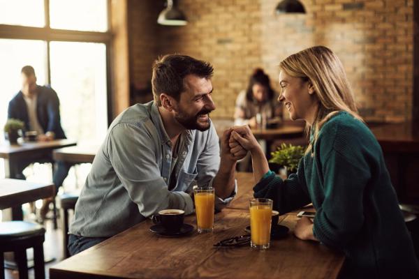 Señales de que una mujer te desea sexualmente - Te busca físicamente, se acerca más de lo normal