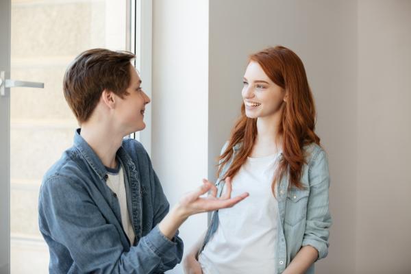 Señales de que una mujer te desea sexualmente - Te escucha con atención y busca conectar contigo