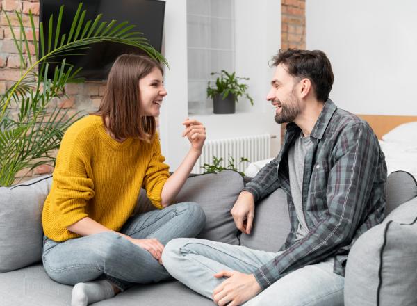 Señales de que una mujer te desea sexualmente - Te lanza comentarios con doble sentido o insinuaciones