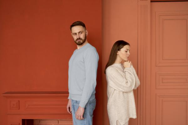 Vivimos juntos pero ya no somos pareja: qué hacer y cómo afrontarlo