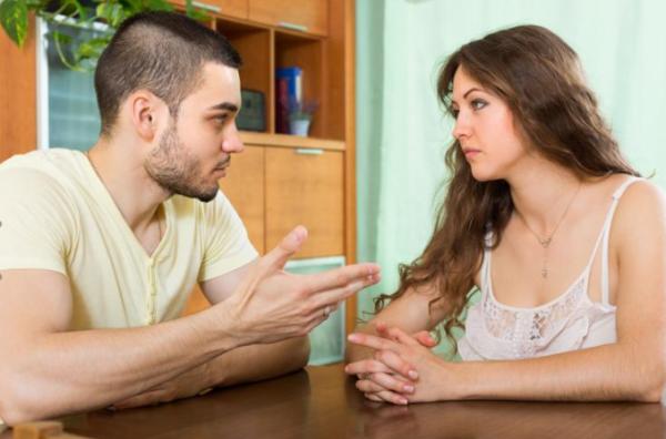 Señales de que tu ex no te olvida - 3. Sigue mostrando interés en tu vida
