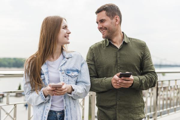 12 Razones por las que te deja en visto y qué hacer - 3. Tiene pareja 