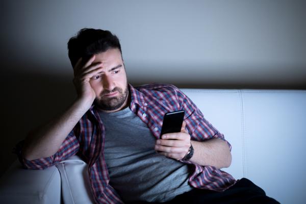 12 Razones por las que te deja en visto y qué hacer - 9. No quiere parecer desesperado/a