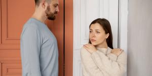 Mi pareja no me habla desde hace días: posibles motivos y qué hacer