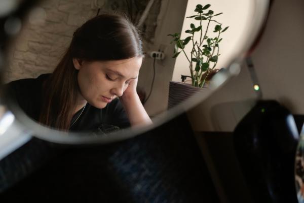 Pensamientos intrusivos de muerte: qué son, causas y cómo gestionarlos