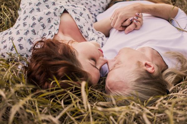 ¿Qué es el love bombing en las relaciones y cómo identificar este patrón emocional? - Diferencias entre amor intenso y manipulación emocional