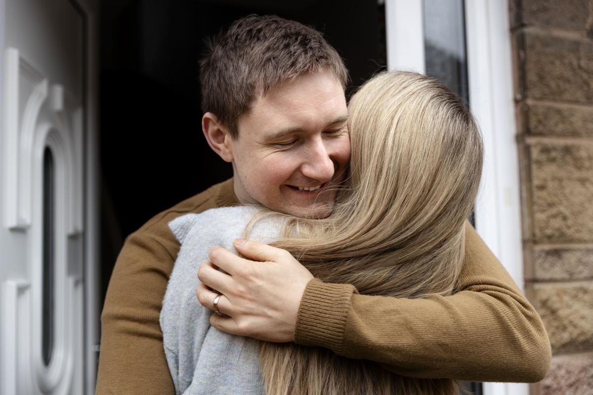 Cómo abraza un hombre a una mujer que le gusta