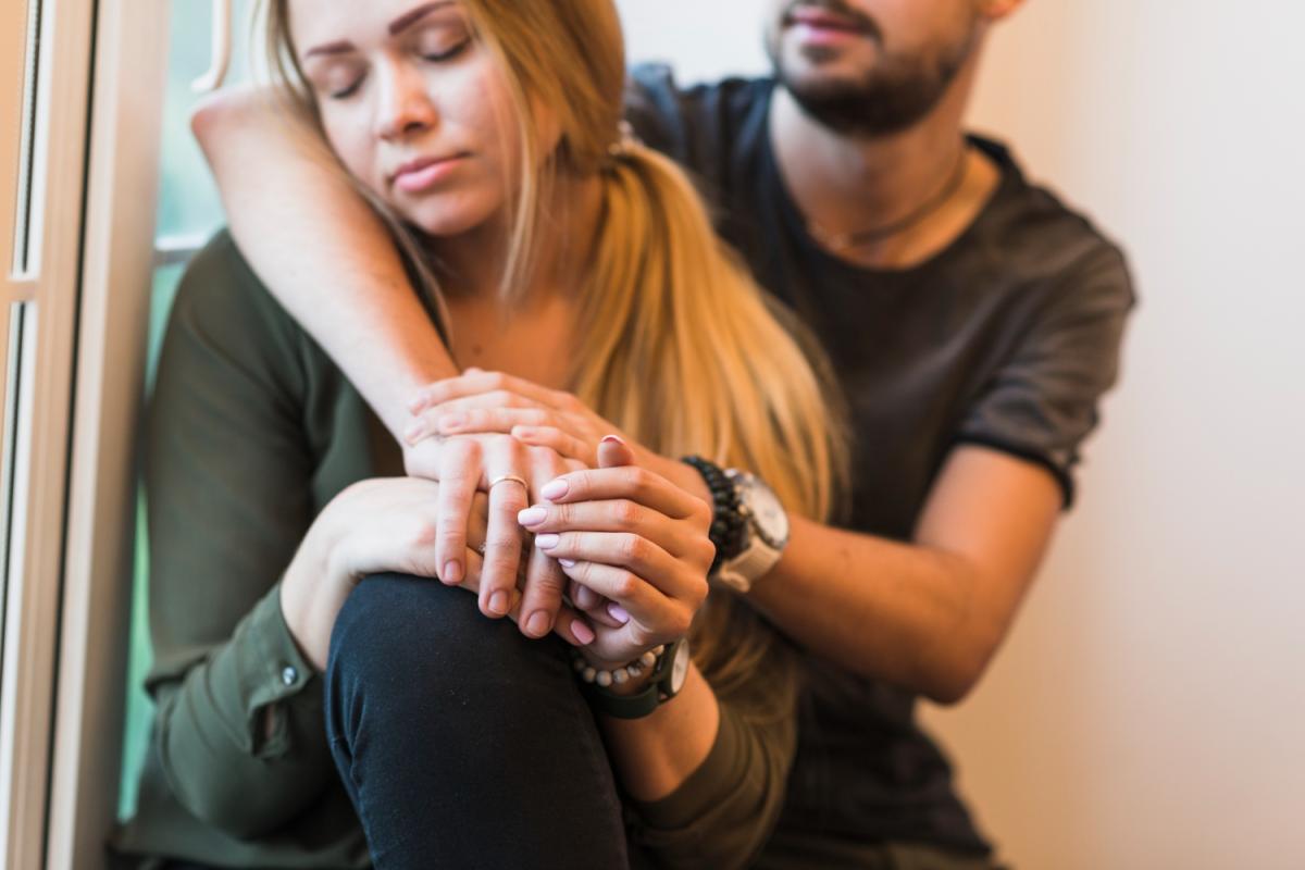 Miedo al abandono en la pareja: causas y cómo superarlo