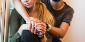 Miedo al abandono en la pareja: causas y cómo superarlo