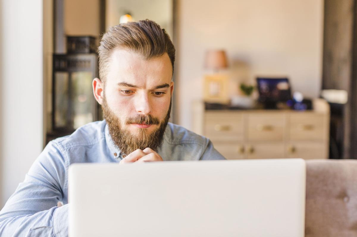 Por qué mi esposo ve otras mujeres en Internet