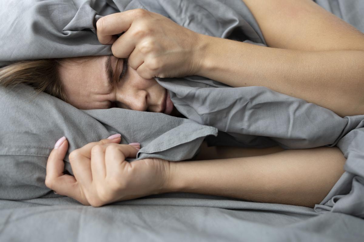 No puedo dormir, pienso mucho: por qué y qué hacer