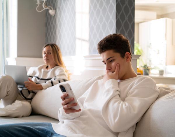 Pistas que dejan los infieles: cómo detectarlas a tiempo - Señales en la vida digital: redes sociales y móviles  