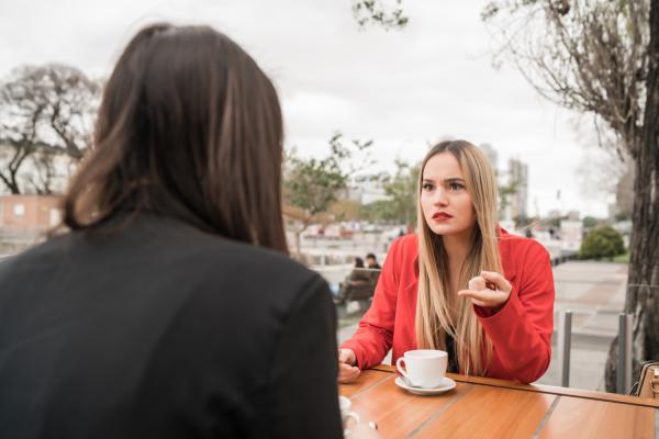 ¿Cómo actuar cuando te hacen el vacío en el trabajo? - 4. Comunícate de forma asertiva