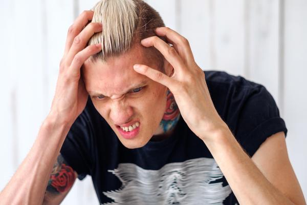 ¿Cómo son las personas con alexitimia, qué dificultades emocionales presentan y cómo afecta a sus relaciones personales? - Dificultades para identificar y expresar emociones