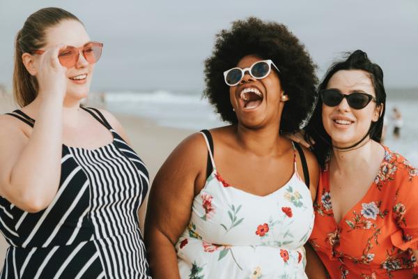 Dinámicas de autoestima para adultos - Mírate al espejo sonriendo para nutrir tu autoestima