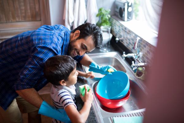 Cómo ayudar a mi hijo a ser responsable - 3. Compartir las tareas familiares