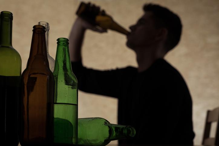 ¿Cómo ayudar a una persona con alcoholismo? 13 claves