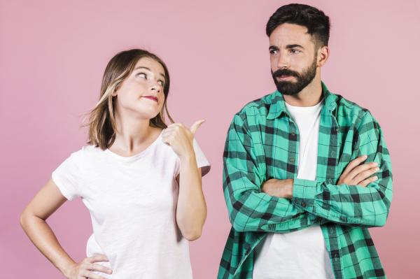 Cómo actúa un hombre cuando le gusta otra mujer - Evita hacer planes a futuro contigo