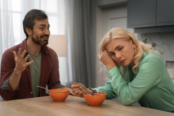 Cómo actúa un hombre cuando le gusta otra mujer - Habla mucho de la otra mujer