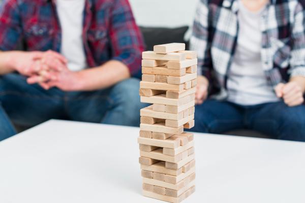 10 dinámicas de cohesión grupal prácticas y divertidas - 5. Construyendo la torre