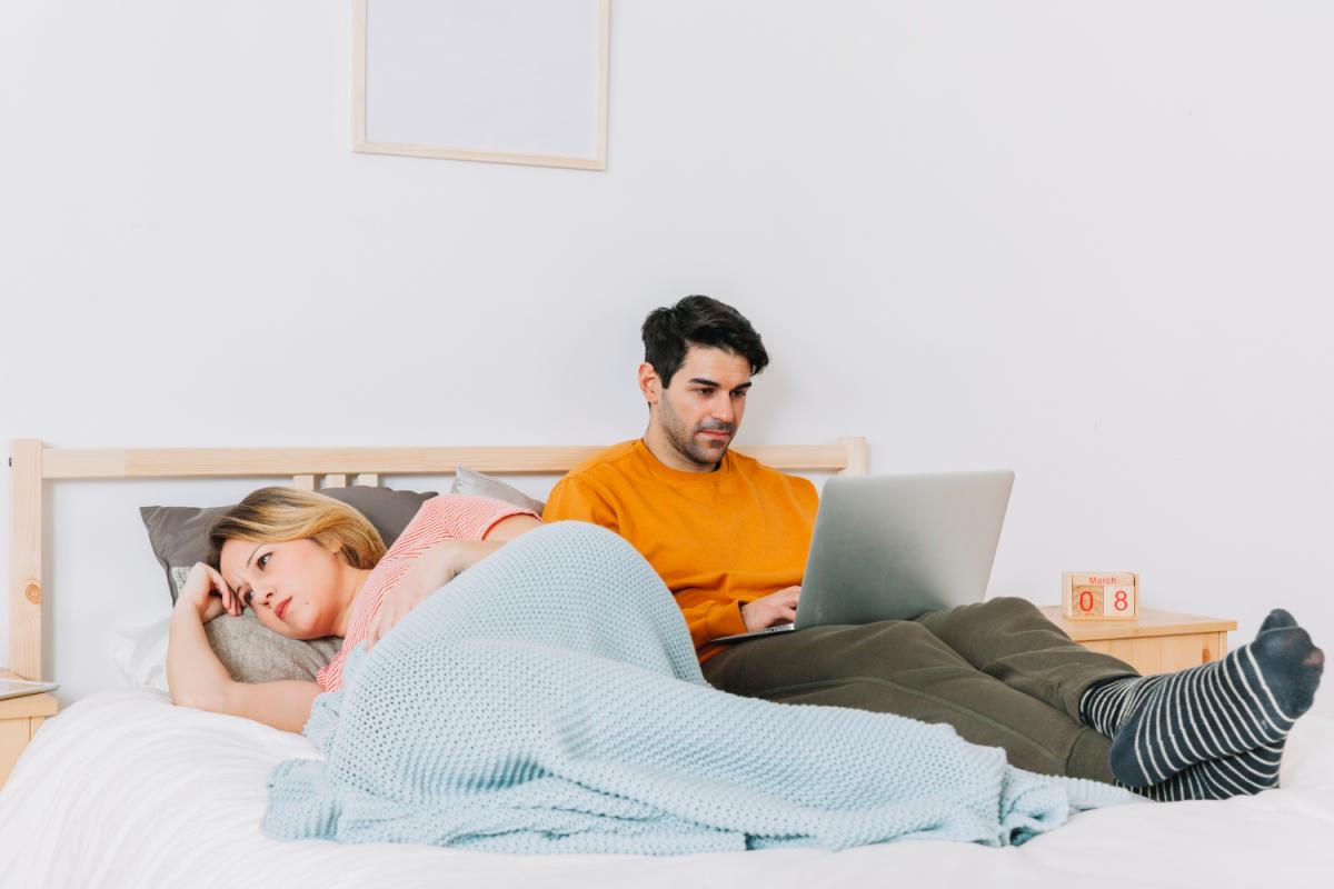 Mi pareja solo trabaja y duerme: ¿Por qué ocurre y cómo afrontarlo?