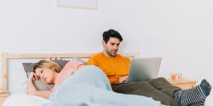 Mi pareja solo trabaja y duerme: ¿Por qué ocurre y cómo afrontarlo?