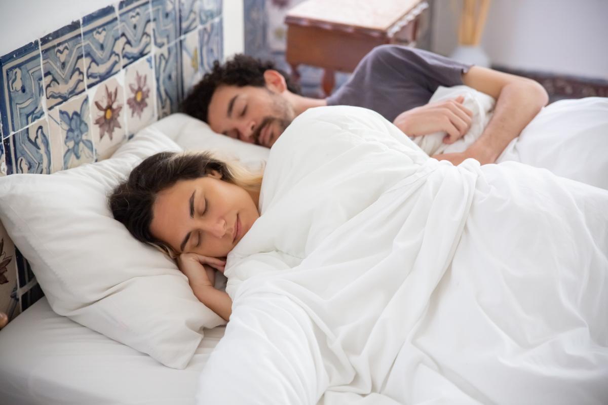 ¿Es normal que tu pareja te toque mientras duermes?