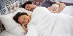 ¿Es normal que tu pareja te toque mientras duermes?
