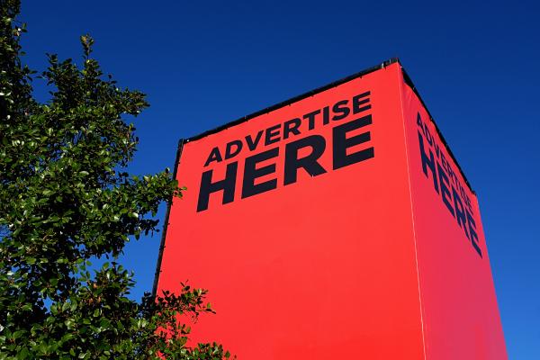 Cómo las emociones impulsan la publicidad exterior