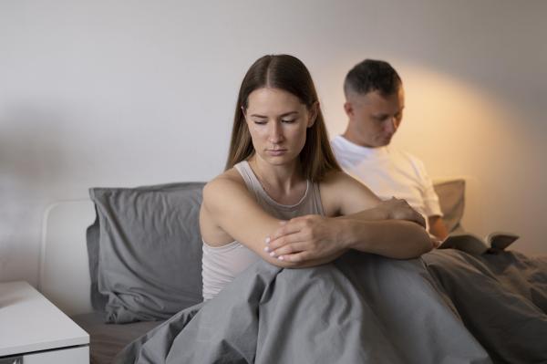 10 Señales de que tu pareja no te ama - 3. Falta de contacto físico y muestras de afecto