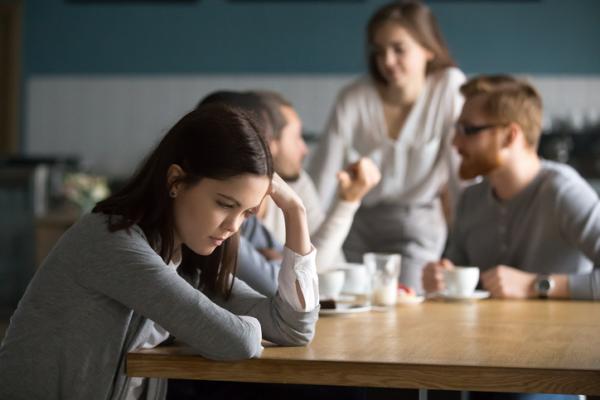 10 Señales de que tu pareja no te ama - 6. Cambios en sus prioridades y pérdida de interés