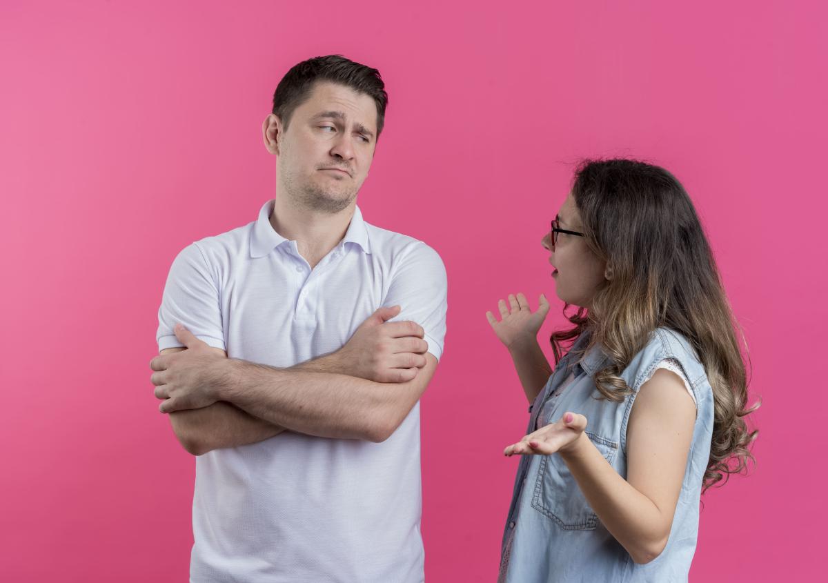 Por qué el narcisista oculta sus relaciones de pareja
