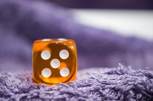 Juegos en la cama para parejas: ideas picantes para encender la pasión - 1. El dado del deseo