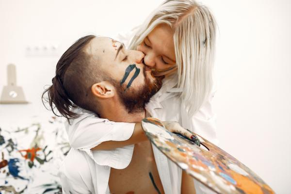 ¿Cómo hacer que tu pareja te desee de nuevo? - 4. Recupera el contacto físico no sexual