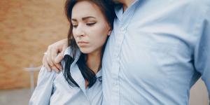 Me siento sola con mi pareja: por qué me pasa y qué hacer