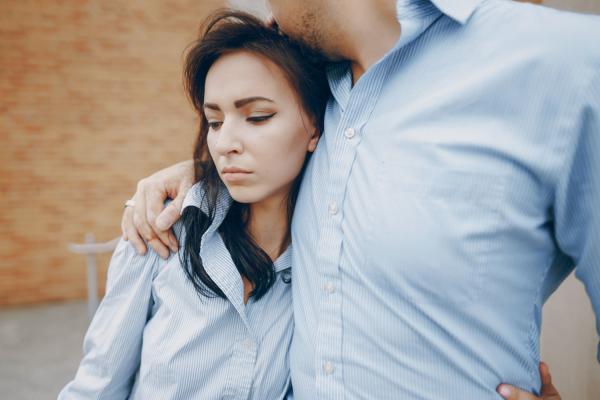 Me siento sola con mi pareja: por qué me pasa y qué hacer
