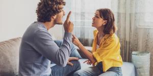 Mi pareja me deja mal delante de la gente: ¿por qué y qué hacer?
