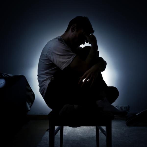 persona sola triste