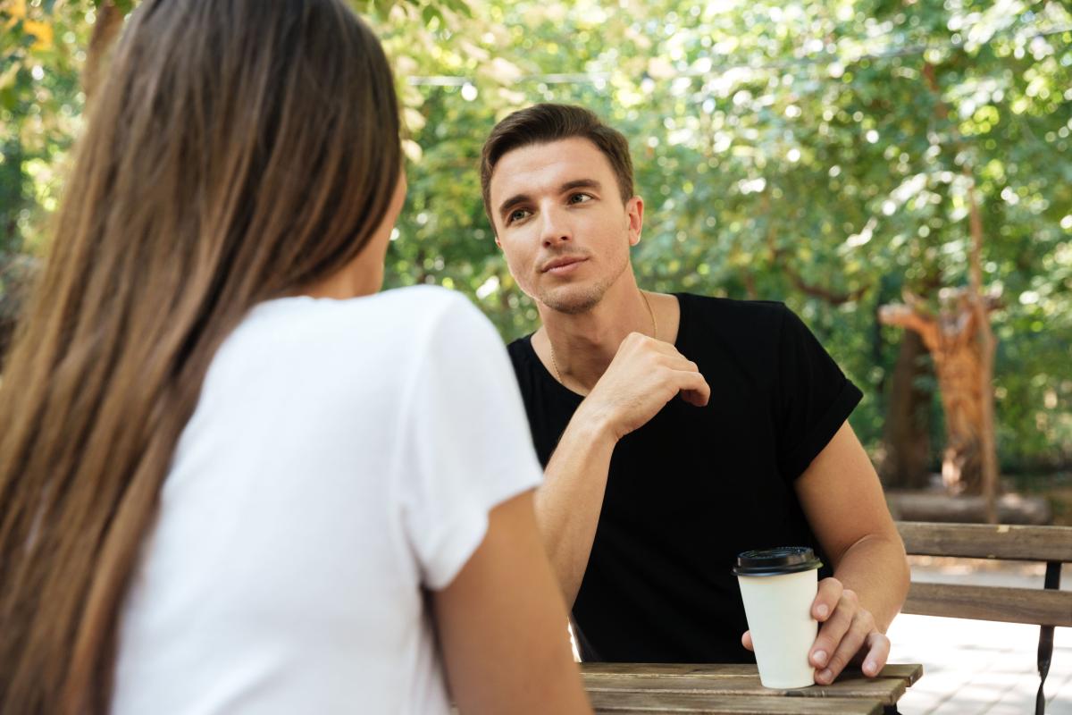 ¿Es buena idea quedar con tu ex teniendo pareja?