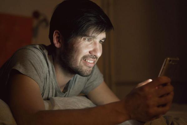 10 señales de que alguien piensa en ti - Te escribe sin un motivo claro