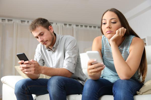 Cómo saber si tu pareja te es infiel por WhatsApp - 3. Borra constantemente los chats