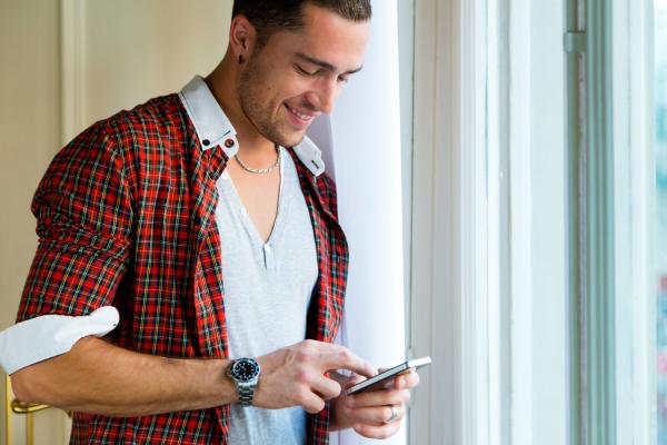Cómo saber si tu pareja te es infiel por WhatsApp - 9. Usa WhatsApp solo para comunicarse con ciertas personas