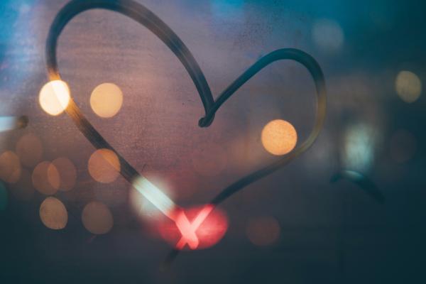 Qué es el love bombing y cómo detectarlo - Cómo identificar el love bombing