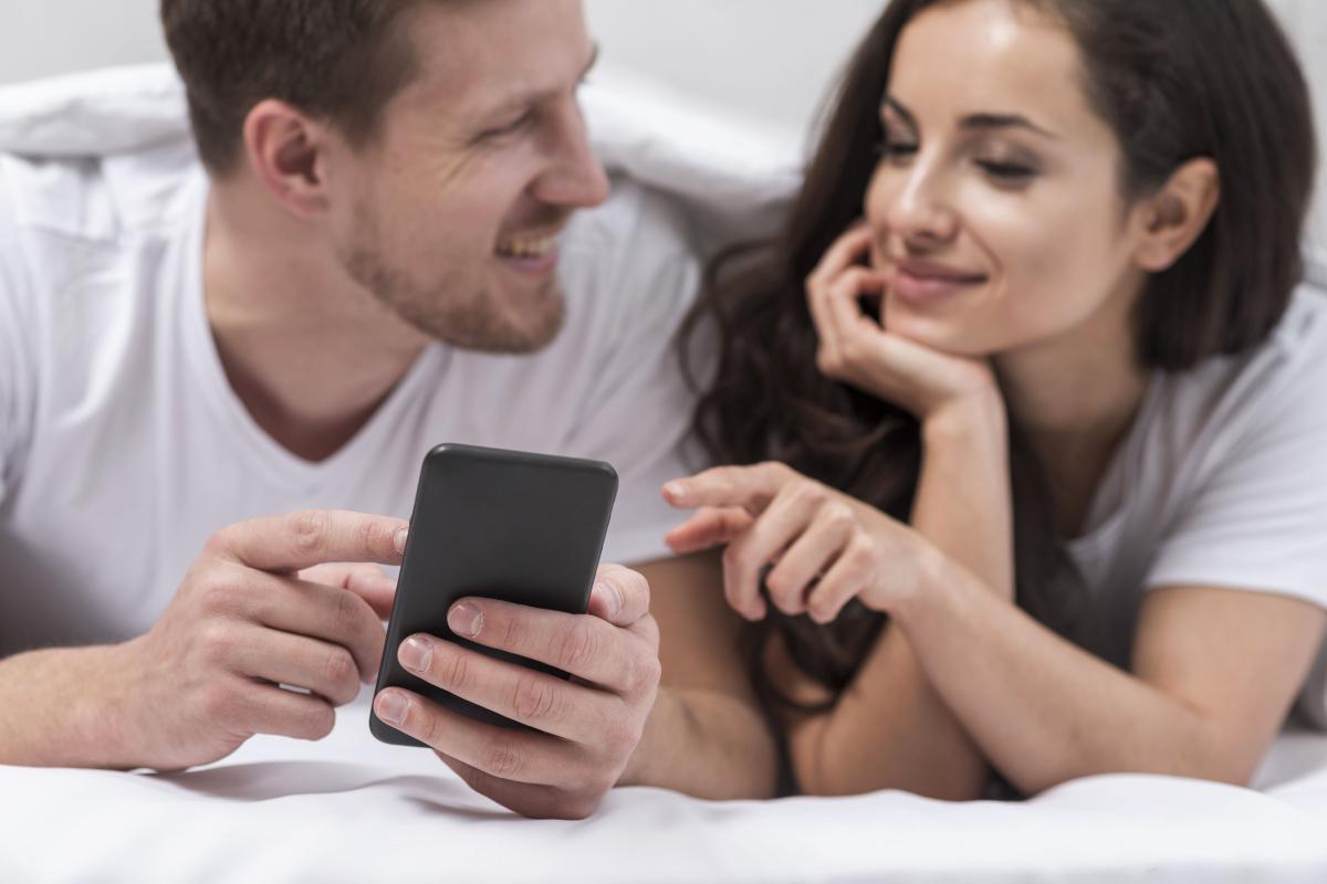 ¿Es normal que mi novio hable todos los días con una amiga?