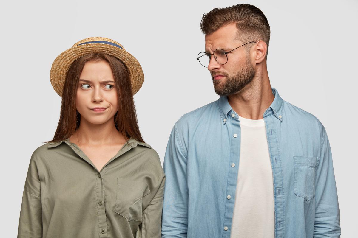 Mi pareja me oculta que habla con su amiga, ¿qué hago?