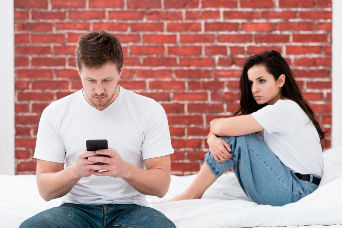 Mi novio me ignora después de una pelea: ¿por qué y qué hacer?