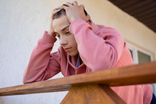 Trastorno de identidad disociativo: qué es, síntomas, causas y tratamiento - ¿Cuáles son los síntomas del trastorno de identidad disociativo?